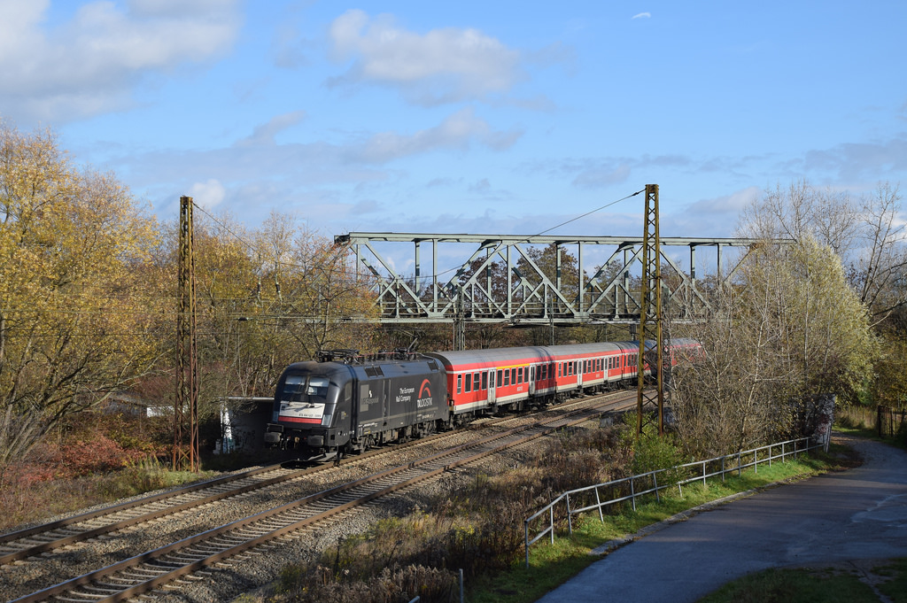 DB 182 599 mit der RB 16316 von Halle (S) Hbf nach Eisenach, am 07.11.2015 in Naumburg Hbf. (Foto: Christian Aubert)