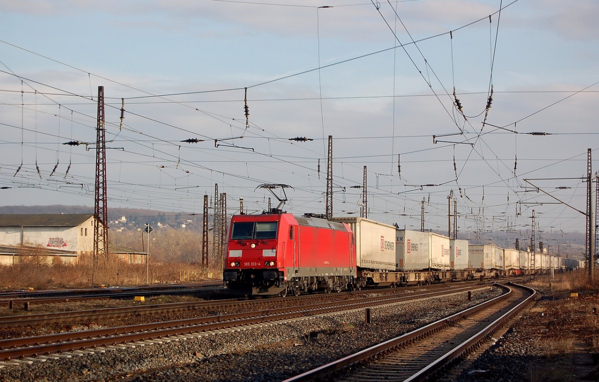 DB 185 313-4 mit einem KLV Richtung Bad Ksen, am 13.01.2014 in Naumburg Hbf. (Foto: dampflok015)
