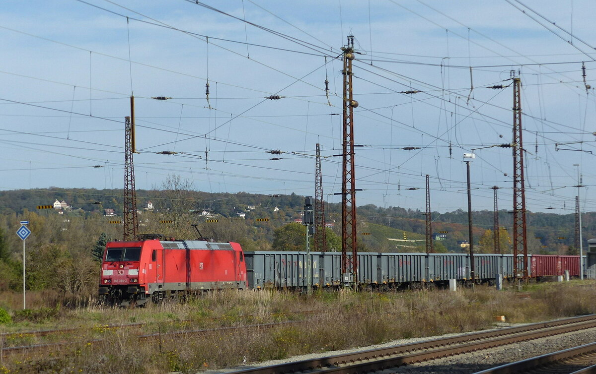 DB 185 385-2 mit Eanos-Wagen Richtung Bad Kösen, am 25.10.2021 in Naumburg Hbf.