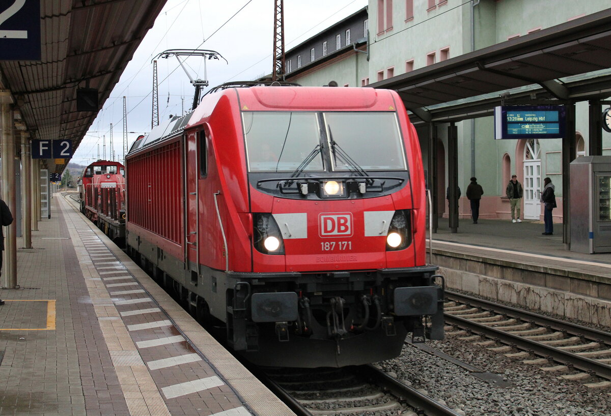 DB 187 171 mit einem Flachwagen und der DB 265 009-1 Richtung Bad Ksen, am 02.01.2024 in Naumburg (S) Hbf.
