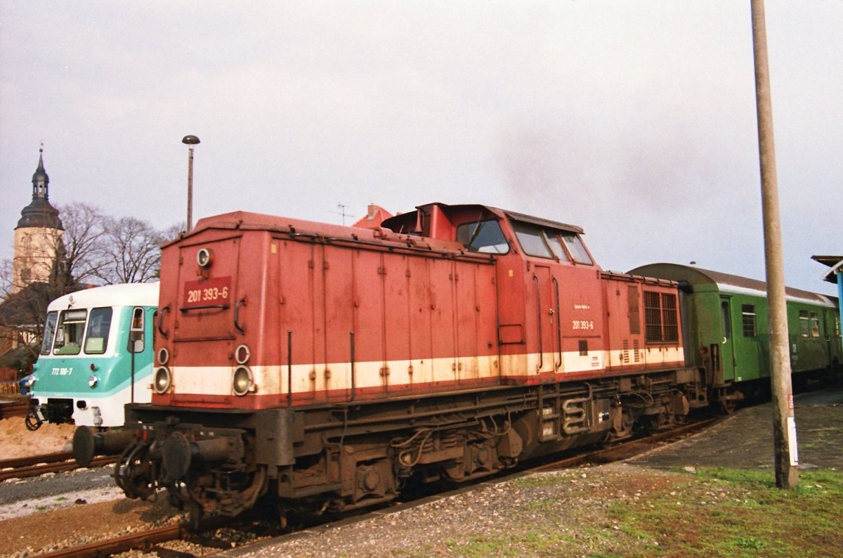 DB 201 393-6 mit dem N 14622 nach Arten, am 08.04.1994 im Bahnhof Laucha (Unstrut). Daneben steht der 772 108-7 mit dem 972 708-2 als Sonderzug von Leipzig ber Gera zur WISMUT nach Schmirchau und weiter ber Naumburg (Saale) und Laucha (Unstrut) zurck nach Leipzig. In Laucha konnte in die damals  neuen  Triebwagen  der KEG umgestiegen und nach Karsdorf gefahren werden. Es war eine Charterfahrt fr Eisenbahnfreund. (Foto: Heiko Rhler)