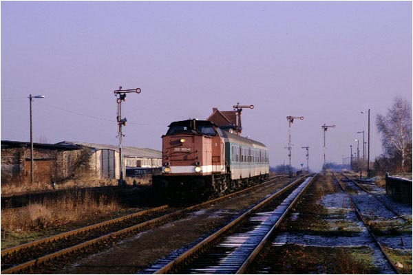 DB 202 303-4 mit der RB 17679 aus Röblingen, am 30.12.1998 in Querfurt. (Foto: Hinrich Brümmer)