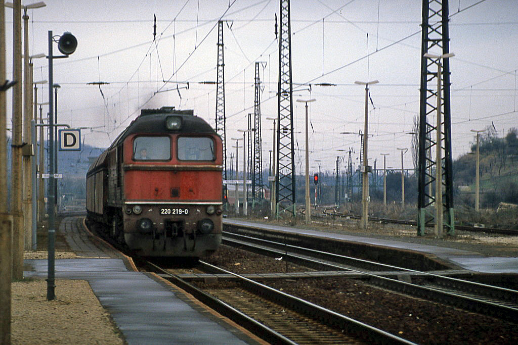 DB 220 219-0 vom Bw Gera mit dem Kohlependel Gag 56579 von Profen nach Jena-Göschwitz, am 13.03.1994 in Naumburg Hbf. (Foto: Roland Reimer)