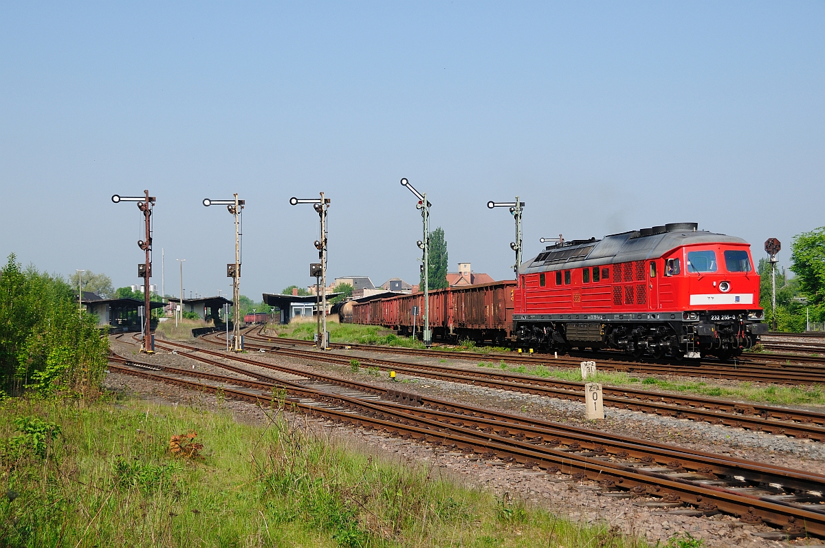 DB 232 255-0 mit dem umgeleiteten EZ 2546 von Saalfeld nach Leipzig, am 20.04.2014 in Zeitz. (Foto: Torsten Barth)