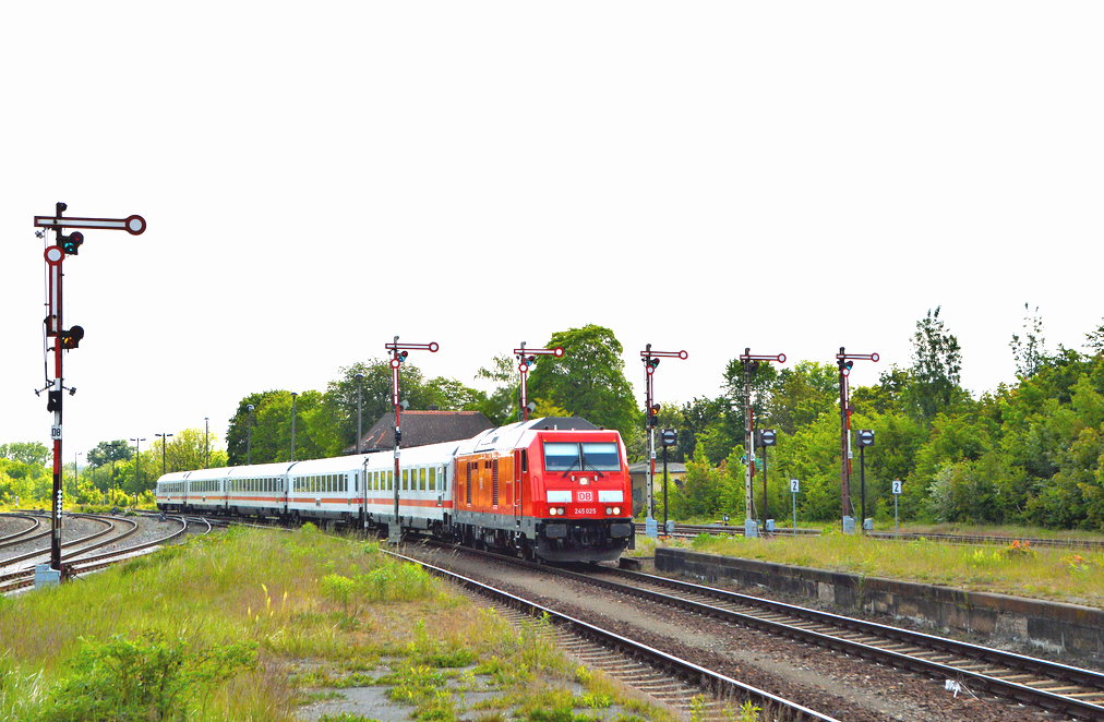 DB 245 025 mit dem IC-Leerpark von Leipzig – Gera Hbf. Wegen Bauarbeiten bei Altenburg erfolgte die Überführung am 17.05.2020 nach Gera nicht via Altenburg, sondern via Zeitz.