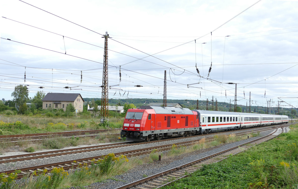 DB 245 025 mit einem Leerreisezug von Leipzig Hbf nach Gera Hbf, am 23.08.2020 in Naumburg Hbf. Ab Gera lief er dann als IC 2152 nach Düsseldorf Hbf. (Foto: Wolfgang Krolop)