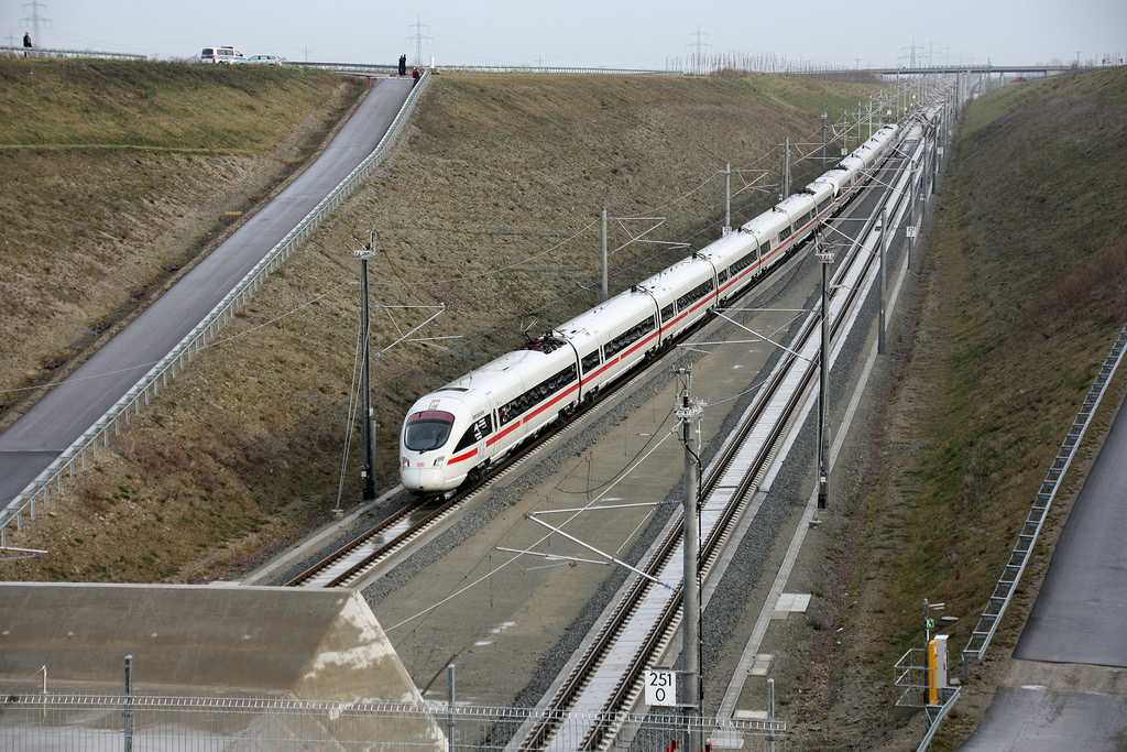 DB 411 029 + 411 073 als  VDE 8.2 Eröffnungszug  ICE 9501 von Halle (S) Hbf nach Erfurt Hbf, am 09.12.2015 bei Kalzendorf. (Foto: Marcel Grauke)