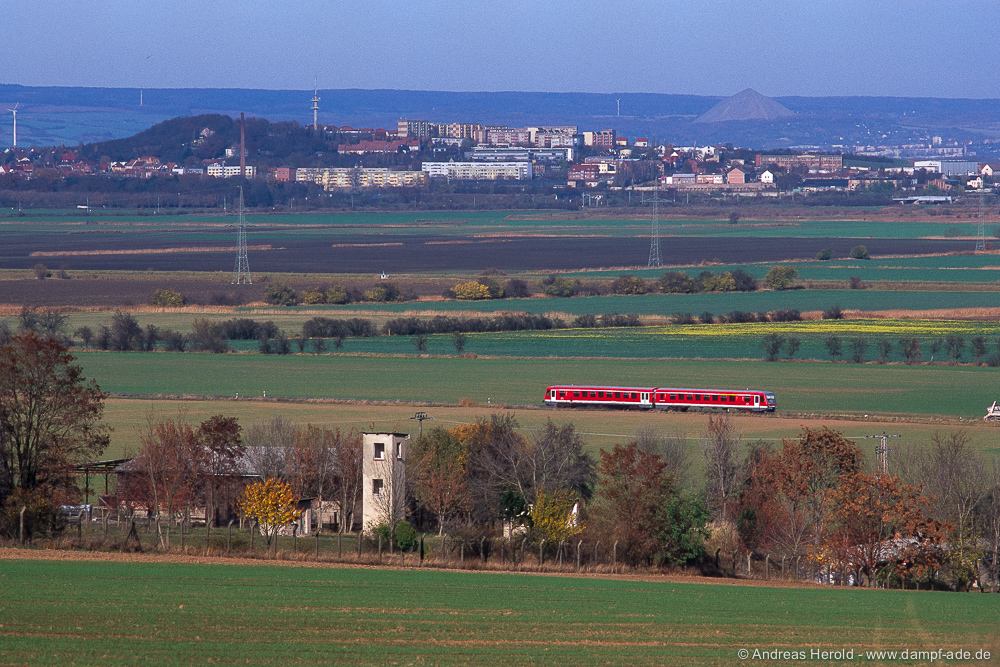 DB 628 596-6 als RB von Artern nach Nebra, am 16.11.2006 bei Gehofen. (Foto: Andreas Herold)