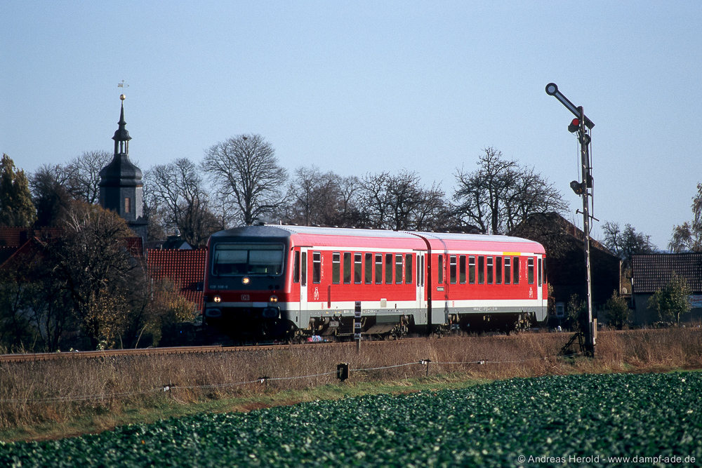 DB 628 596-6 als RB von Nebra nach Artern, am 16.11.2006 in Gehofen. (Foto: Andreas Herold)