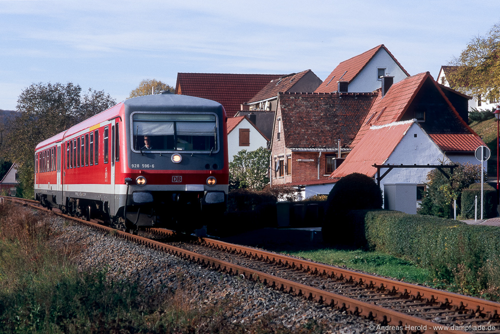 DB 628 596-6 als RB von Artern nach Nebra, am 16.11.2006 in Wangen. (Foto: Andreas Herold)