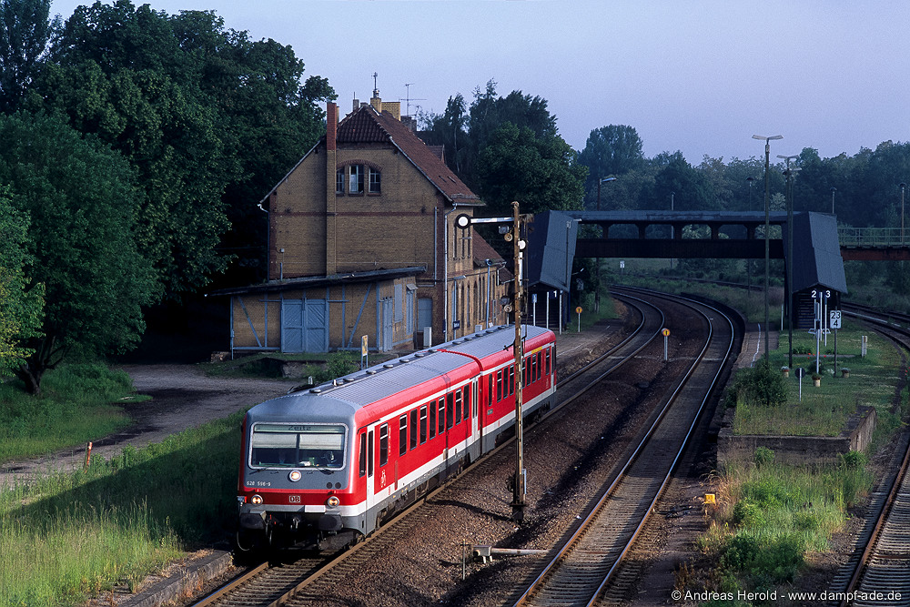 DB 628 596 als RB 26107 von Weißenfals nach Zeitz, am 02.06.2006 in Deuben. (Foto: Andreas Herold)
