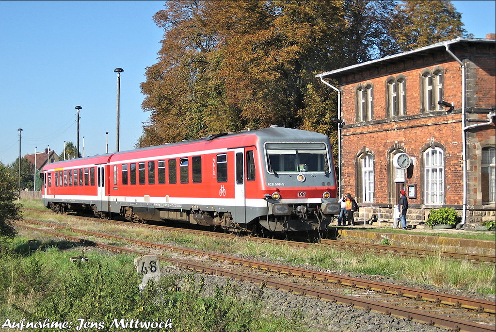DB 628 598-5 als RB von Artern nach Naumburg Hbf, am 17.10.2006 beim Halt in Gehofen. (Foto: Jens Mittwoch)