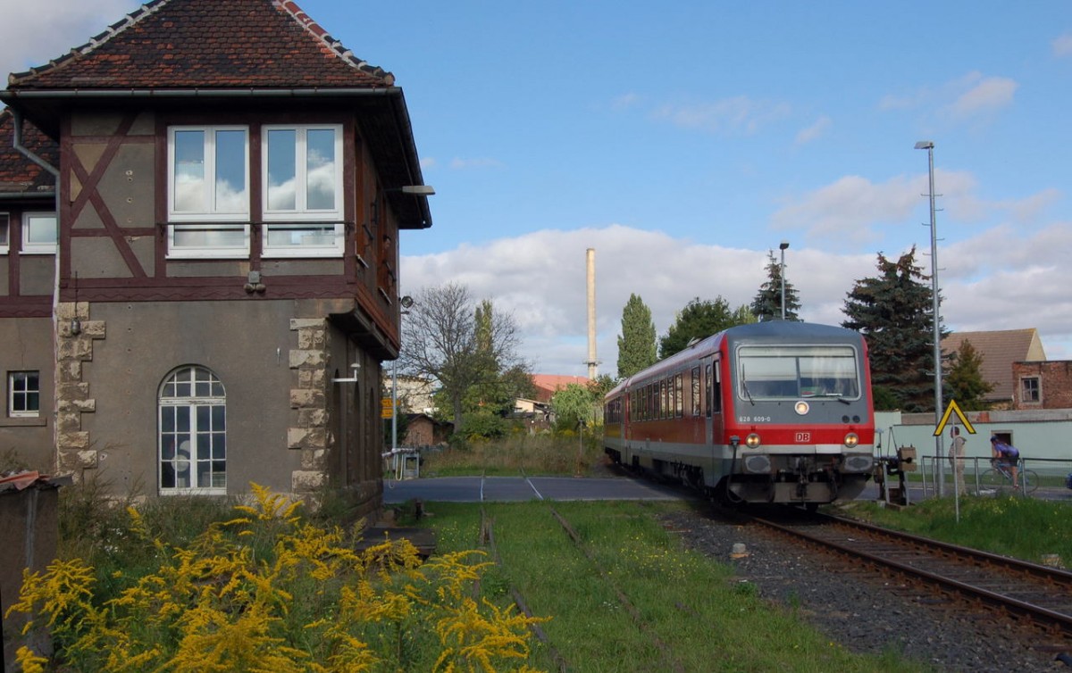 DB 628 609-0 als RB nach Naumburg Hbf, am 09.09.2006 bei der Einfahrt in Laucha. (Foto: dampflok015)