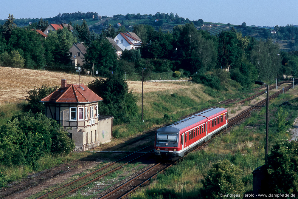 DB 628 610 als RB 26965 nach Naumburg Hbf, am 27.06.2006 bei der Ausfahrt in Freyburg. (Foto: Andreas Herold)