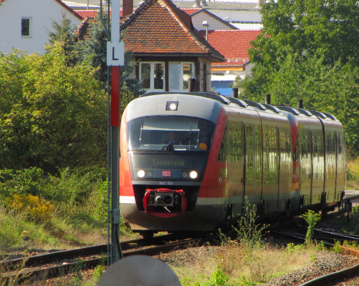 DB 642 169 als RB 34881 von Nebra nach Naumburg Ost, am 12.09.2015 bei der Einfahrt in Laucha. Diese Triebzüge verkehrten wieder wegen dem 82. Freyburger Winzerfest am 12.09. und 13.09. zwischen Naumburg und Nebra. Kurioserweise stand in den Zugzielanzeigern der Triebwagen  Sonderzug .