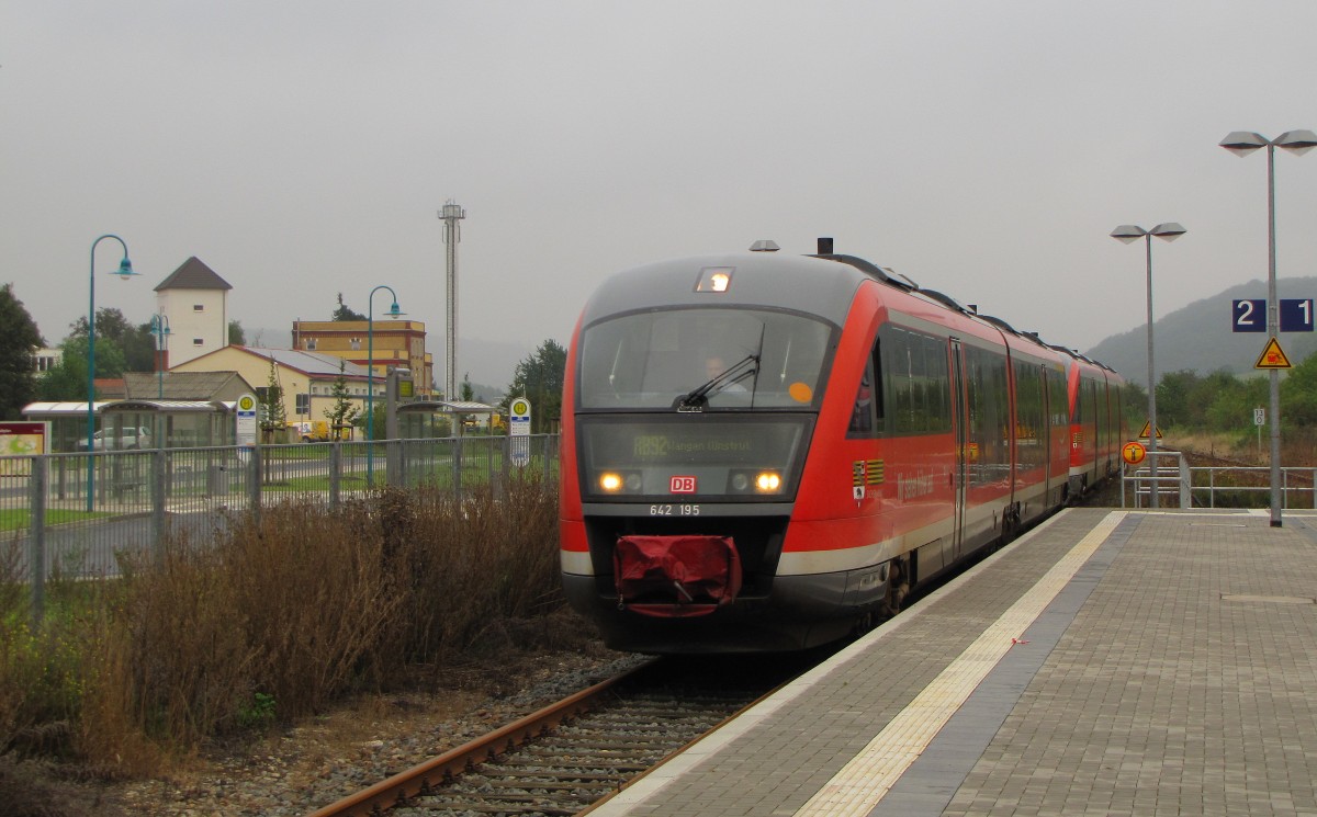 DB 642 195 + 642 229 als RB 34882 von Naumburg Ost nach Nebra, am 13.09.2014 bei der Einfahrt in Laucha.