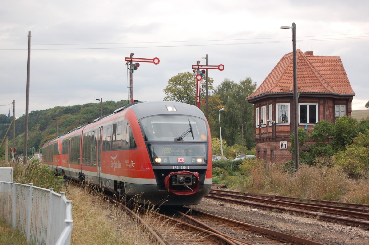 DB 642 219-9 + 642 227 als RB 34885 von Nebra nach Naumburg Ost, am 08.09.2013 bei der Einfahrt in den ehemaligen Bf Vitzenburg. (Foto: dampflok015)