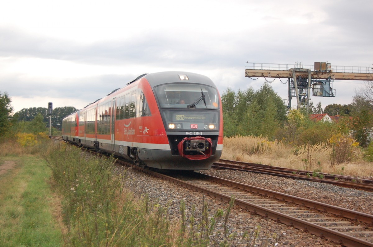DB 642 219-9 + 642 227 als RB 34885 von Nebra nach Naumburg Ost, am 08.09.2013 bei der Ausfahrt in Laucha. (Foto: dampflok015)