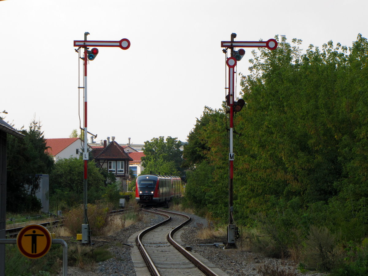 DB 642 223 + 642 188 als RB 34883 von Nebra nach Naumburg Ost, am 10.09.2016 bei der Einfahrt in Laucha.
