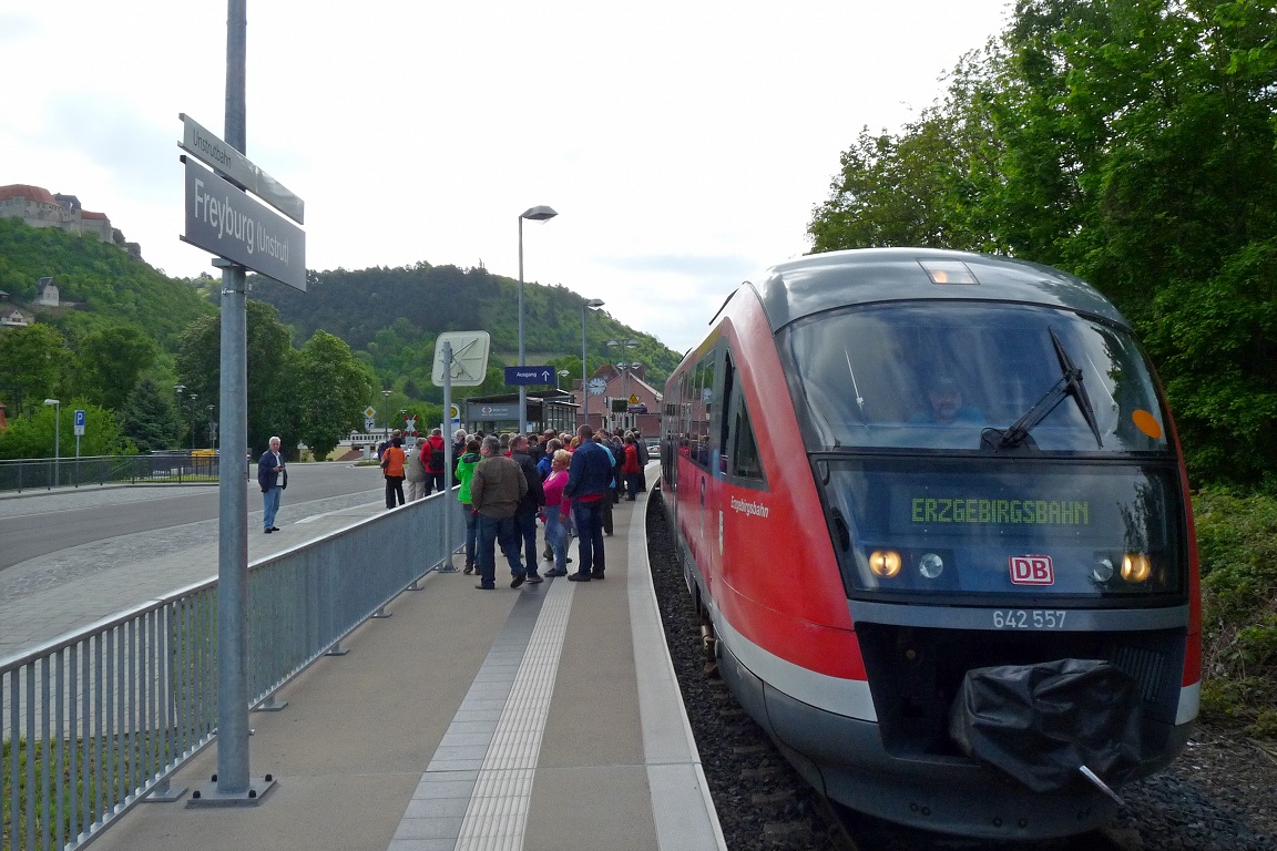 DB 642 557 der Erzgebirgsbahn am 10.05.2014 als RB 23748 aus Chemnitz am Hp Freyburg. Die Mitarbeiter der Erzgebirgsbahn machten an dem Tag eine Mitarbeiterfahrt ins Unstruttal nach Freyburg. (Foto: Klaus Hentschel)