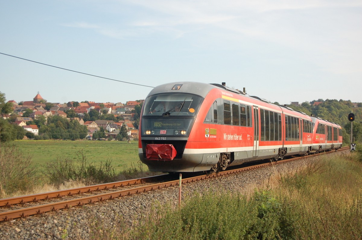 DB 642 702 + 642 730 als RB 34883 von Nebra nach Naumburg Ost, am 07.09.2013 bei Zingst. (Foto: dampflok015)