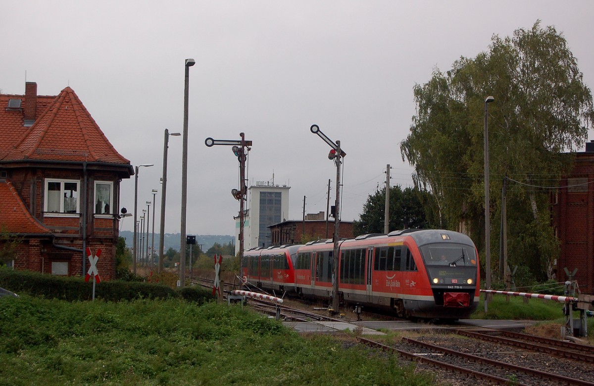 DB 642 719 + 642 221 als RB 34880 von Naumburg Ost nach Nebra, am 14.09.2014 bei der Ausfahrt im ehemaligen Bahnhof Vitzenburg. (Foto: dampflok015)