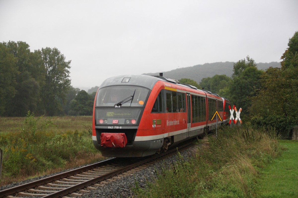 DB 642 719-8 + 642 221 als RB 34875 von  Nebra nach Naumburg Ost, am 13.09.2014 in Balgstädt. (Foto: Jens-Peter Ruske)