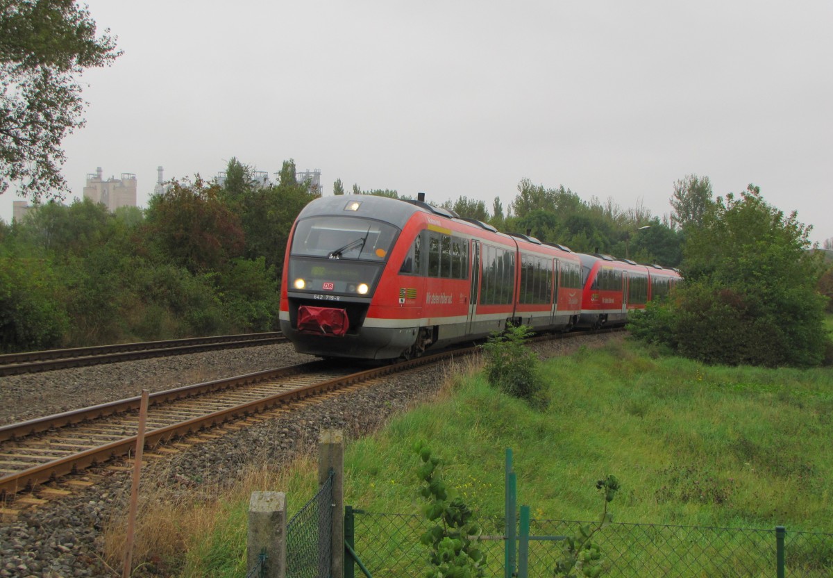 DB 642 719-8 + 642 721 als RB 34876 von Naumburg Ost nach Nebra, am 13.09.2014 in Karsdorf. 