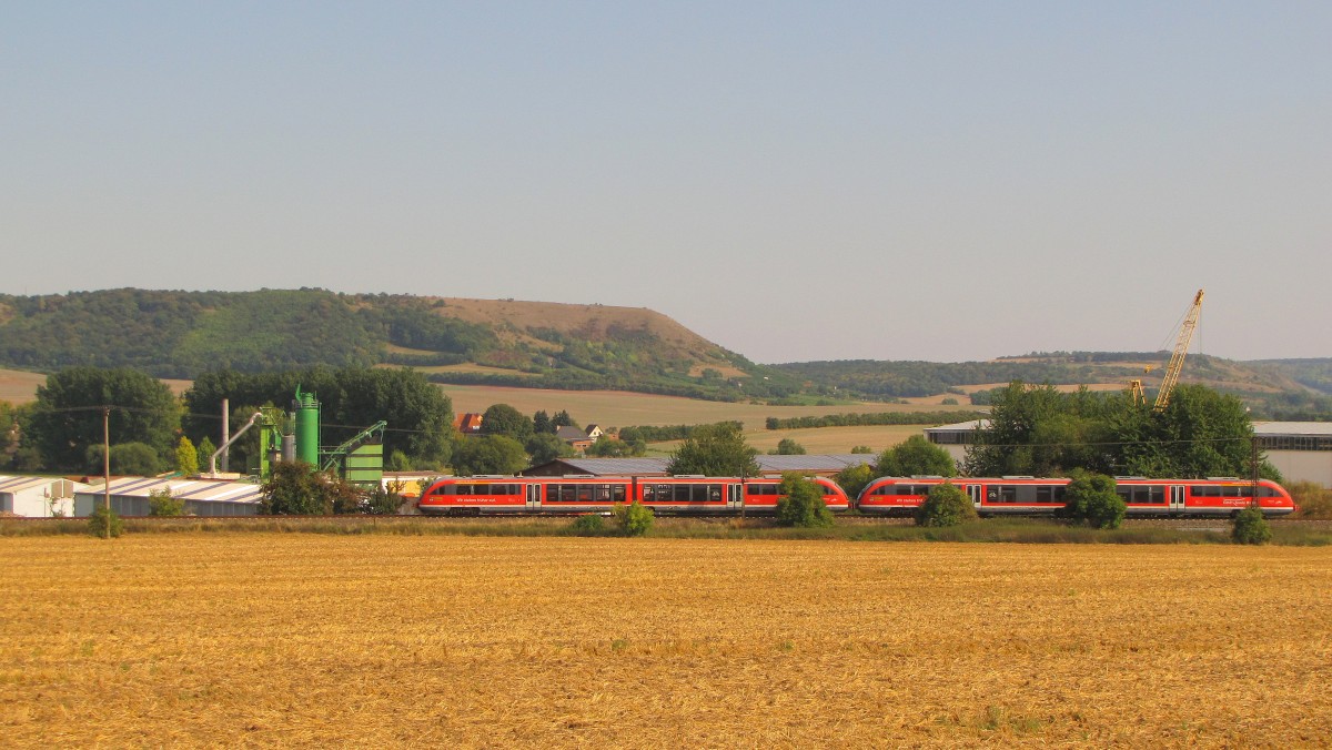 DB 642 730 + 642 702 als RB 34880 von Naumburg Ost nach Nebra, am 07.09.2013 in Höhe der ehemaligen Zuckerfabrik in Laucha.

