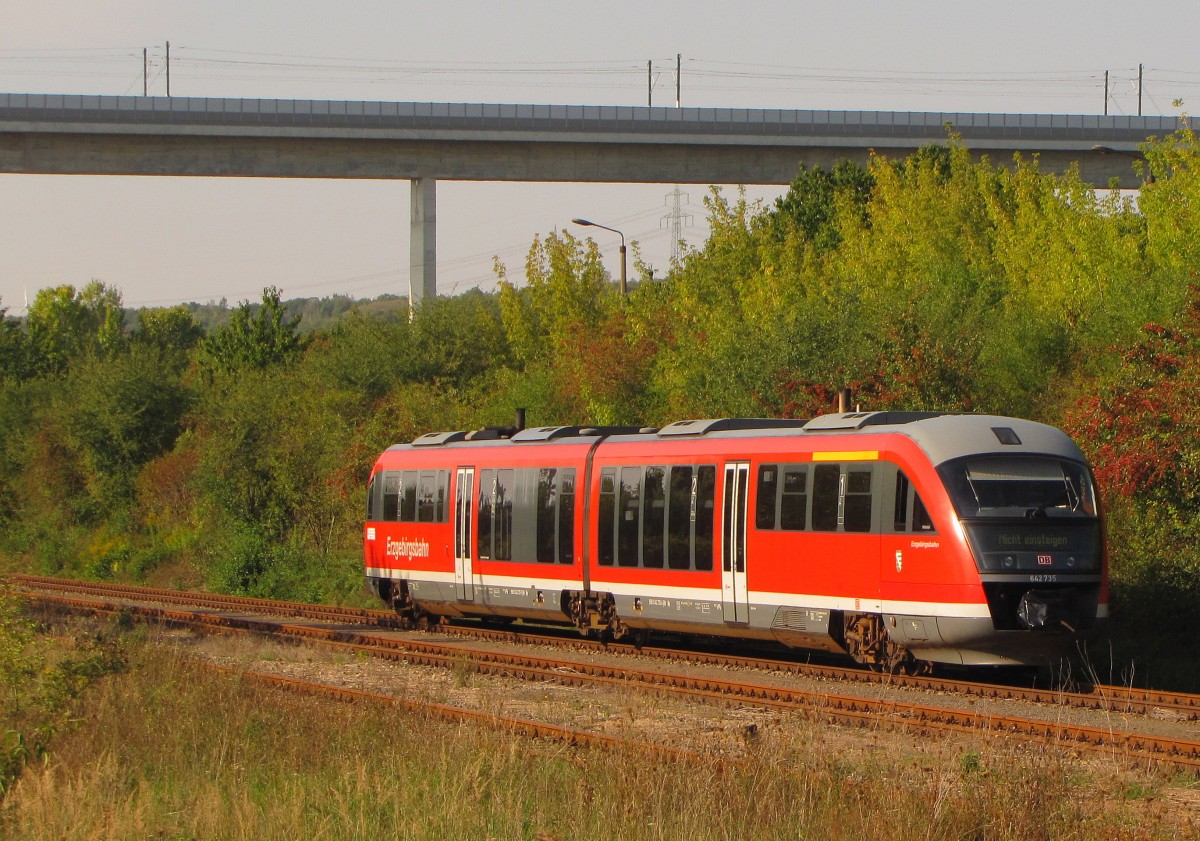 DB 642 735 als RB 23749 nach Chemnitz Hbf, am 12.09.2015 in der Abstellung in Karsdorf. Der Triebwagen der Erzgebirgsbahn verkehrte als Sonderzug zum Winzerfest in Freyburg.