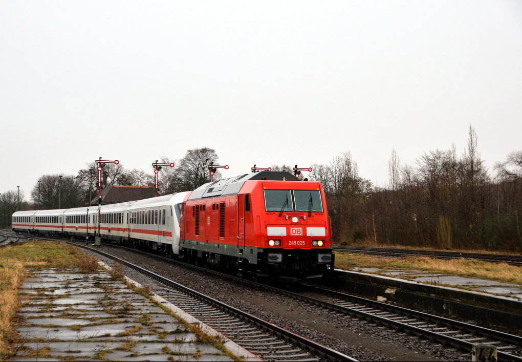 DB Fernverkehr in Zeitz. Der Leerpark für den IC 5152 (Gera Hbf - Düsseldorf Hbf) wurde am 10.03.2019 via Zeitz nach Gera überführt. DB 245 025 mit IC Leerpark, Einfahrt Zeitz am 10.03.2019