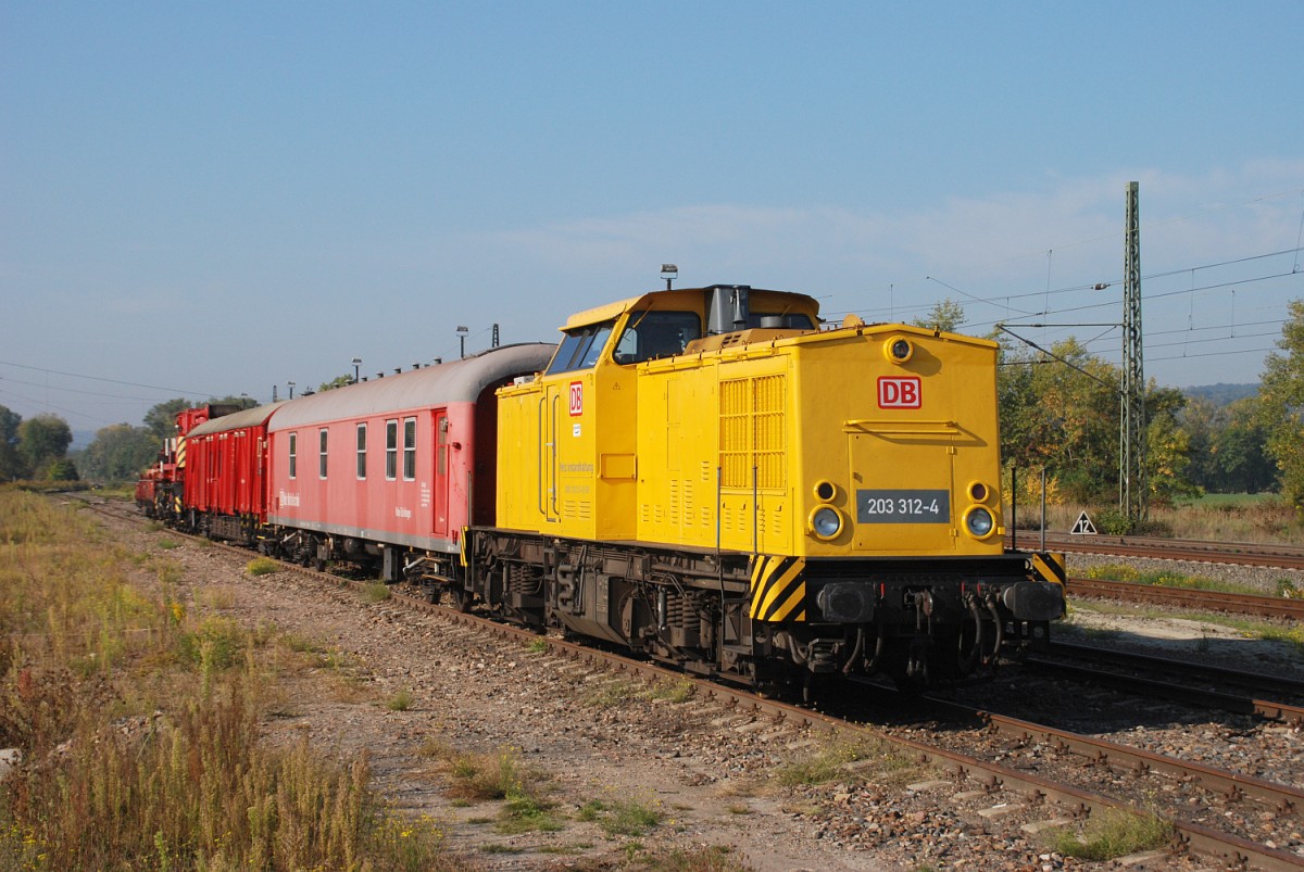 DB Netz 203 312-4 + Notfalltechnikzug mit Kran  Bullus III , am 03.10.2015 abgestellt in Naumburg Hbf. (Foto: Marco Zergiebel)