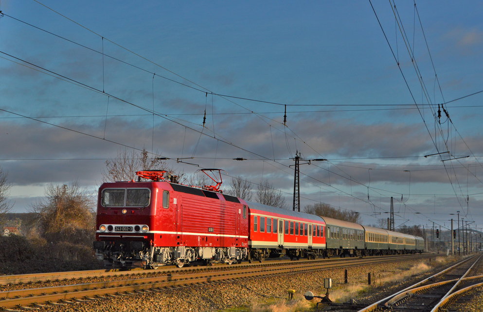 DB Regio Südost organisierte für seinen Mitarbeiterausflug am 11.01.2020 diesen Sonderzug. DB 243 002-3 mit dem RE-D 16348 (Leipzig Hbf - Eisenach), bei der Ausfahrt in Naumburg (S) Hbf.