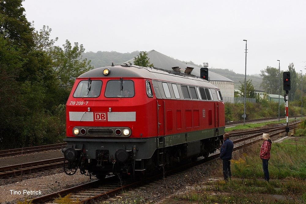 DB Services Südost 218 208-7 am 13.09.2014 in Karsdorf Bbf. Sie holte im Fahrzeugwerk Karsdorf mehrere Flachwagen ab, um sie dann in Richtung Naumburg abzufahren. (Foto: Tino Petrick)