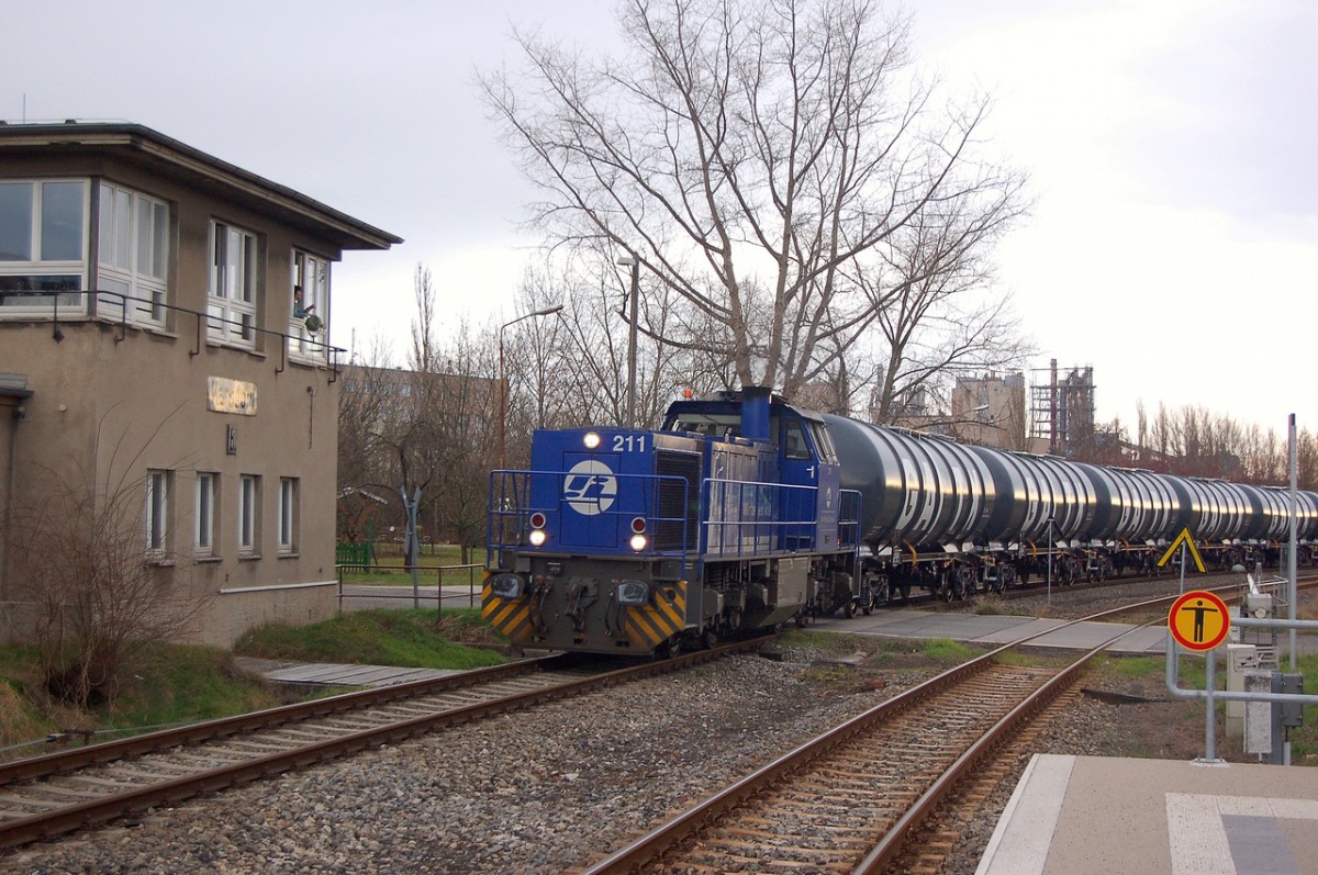 Der 1. Güterzug 2014 auf der Unstrutbahn. Die InfraLeuna 211 zog am 06.01.2014 Kesselwagen aus dem Anschluss der EBS in Karsdorf, um sie anschließend nach Großkorbetha abzufahren. (Foto: dampflok015)