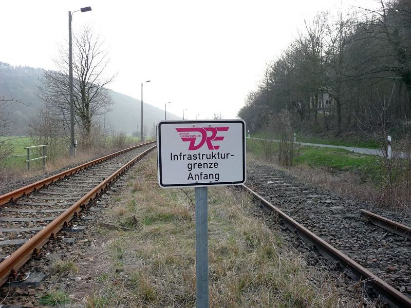 Der Anfang der DRE Infrastrukturgrenze, am 04.04.2009 im Bahnhof Nebra. (Foto: Ralf Kuke)
