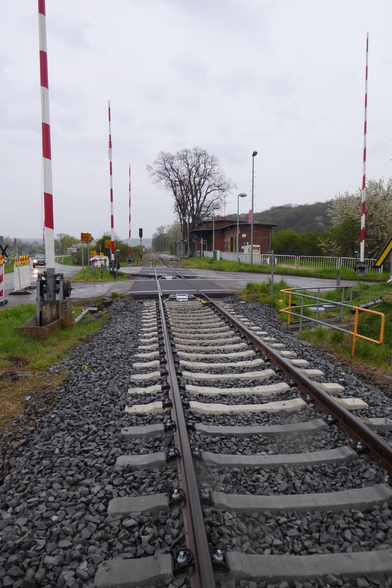 Der auf Grund von Bauarbeiten gesperrte Bahnübergang in Kleinjena am 12.04.2017.  (Foto: Günther Göbel)