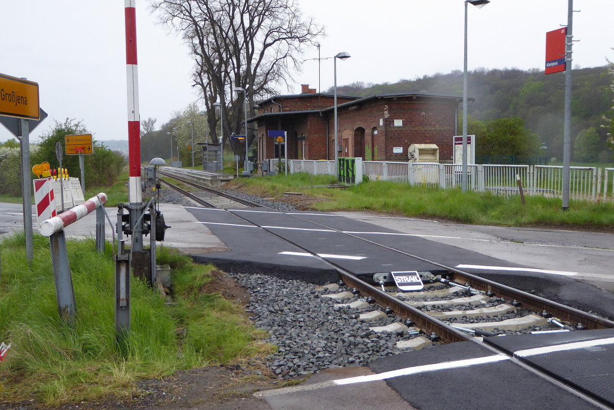 Der auf Grund von Bauarbeiten gesperrte Bahnübergang in Kleinjena am 12.04.2017. (Foto: Günther Göbel)