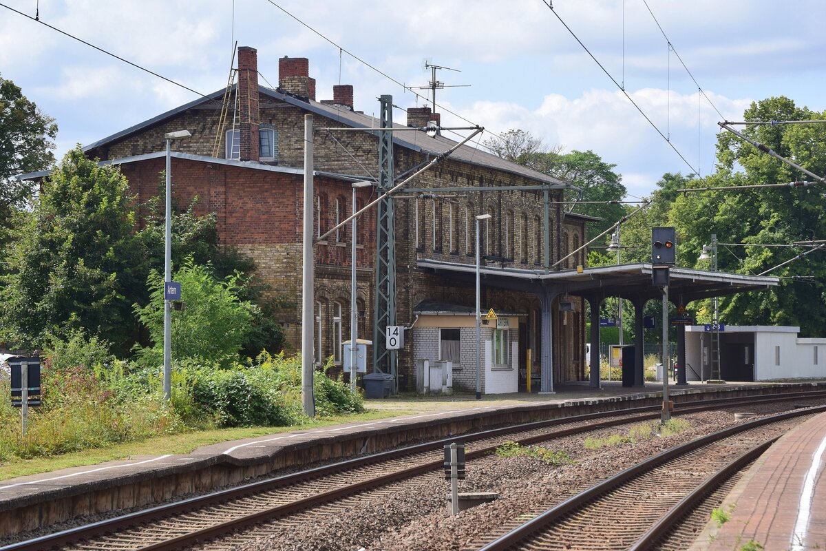 Der Bahnsteig 1 mit dem Empfangsgebäudes in Artern, am 16.08.2021. (Foto: Dennis Fiedler)