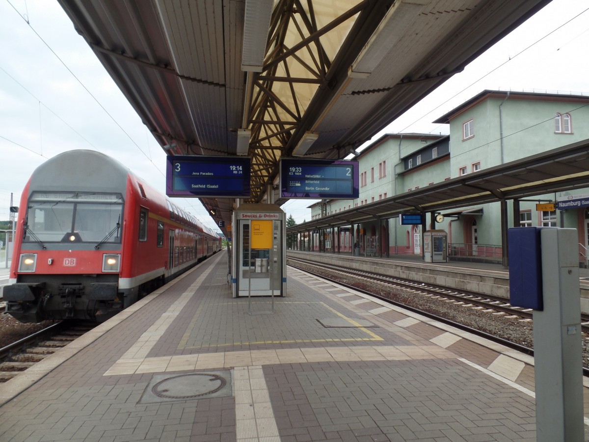 Der Bahnsteig 2 und 3 mit der RB 16517 nach Saalfeld, am 10.07.2015 in Naumburg Hbf. (Foto: Thomas Müller)
