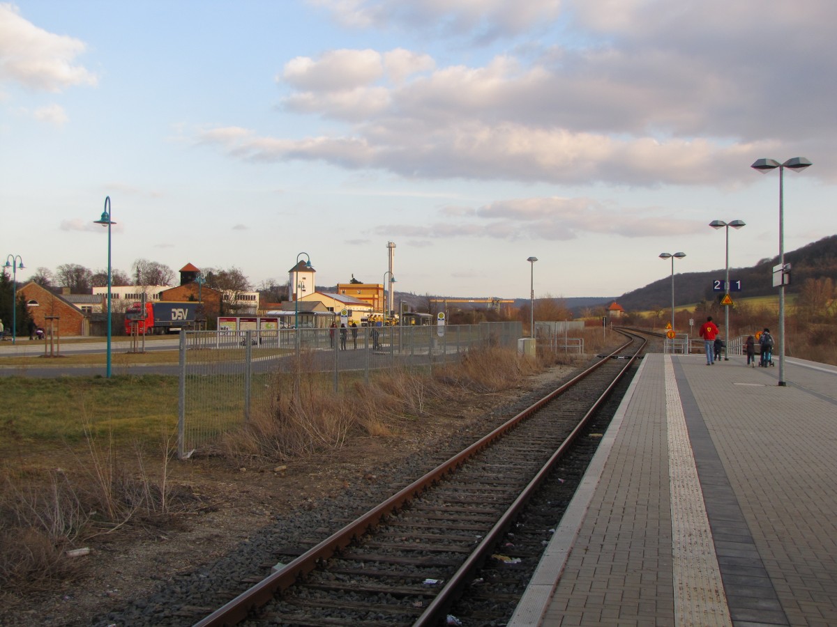 Der Bahnsteig 2 in Laucha mit dem Übergang zur neuen Bahn-Bus-Schnittstelle; 28.02.2015