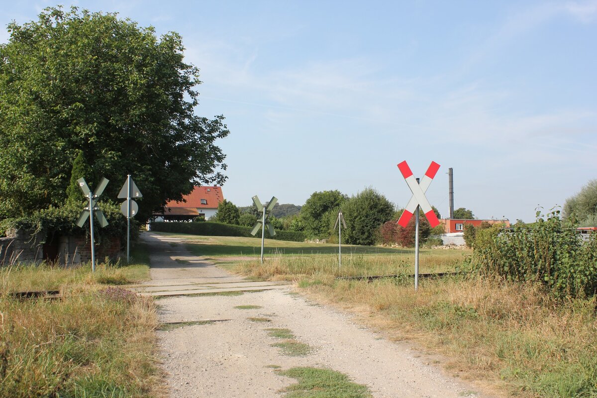 Der Bahnübergang am Friedhof in Balgstädt, am 01.09.2024. (Foto: Wolfgang Krolop)