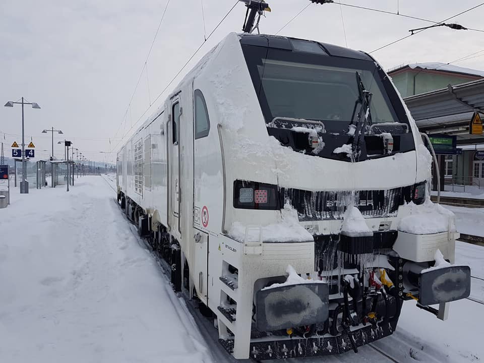 Der EBS Neuzugang 159 220, eine Stadler Euro Dual Zweisystemlokomotive, war am 09.02.2021 u.a. auch auf der Unstrutbahn als Spurlok unterwegs, um das Gleis wieder befahrbar zu machen. Hier steht sie in Naumburg Hbf. (Foto: Steffen Wieczorek)