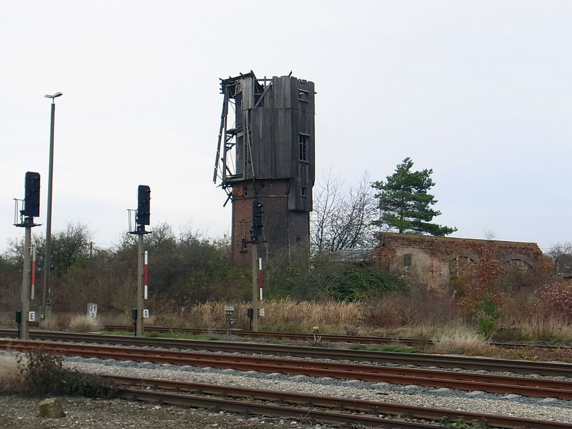 Der ehemalige Wassterturm am 14.11.2013 in Teuchern. (Foto: Ralf Kuke)