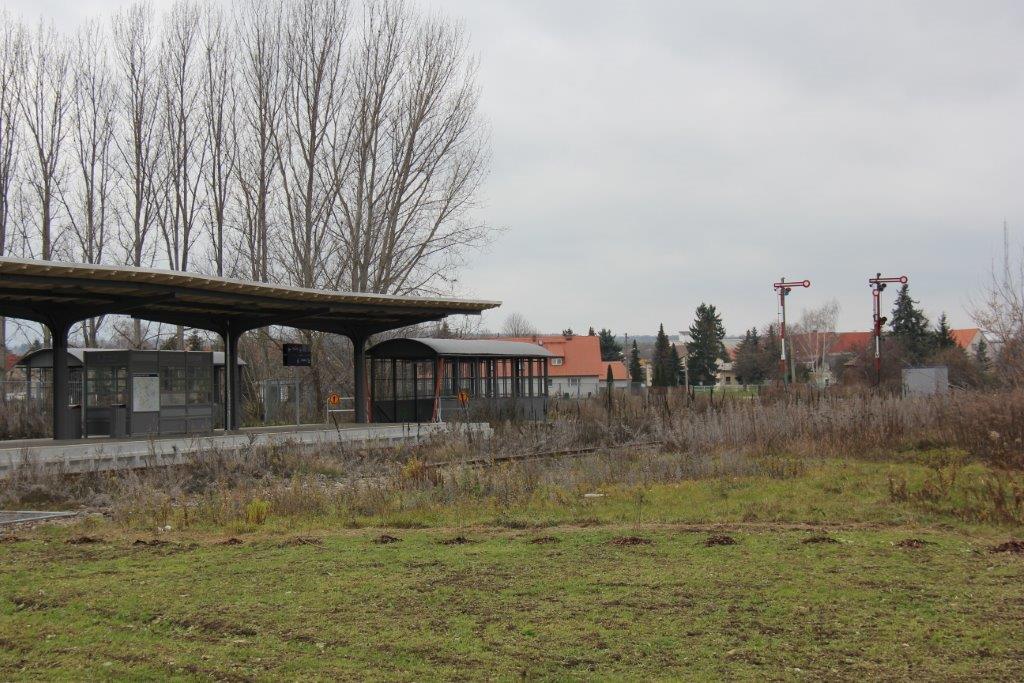 Der frühere Bereich der Gleise 1, 2 und 5 im Bahnhof Laucha am 08.12.2013. (Foto: Wolfgang Krolop)