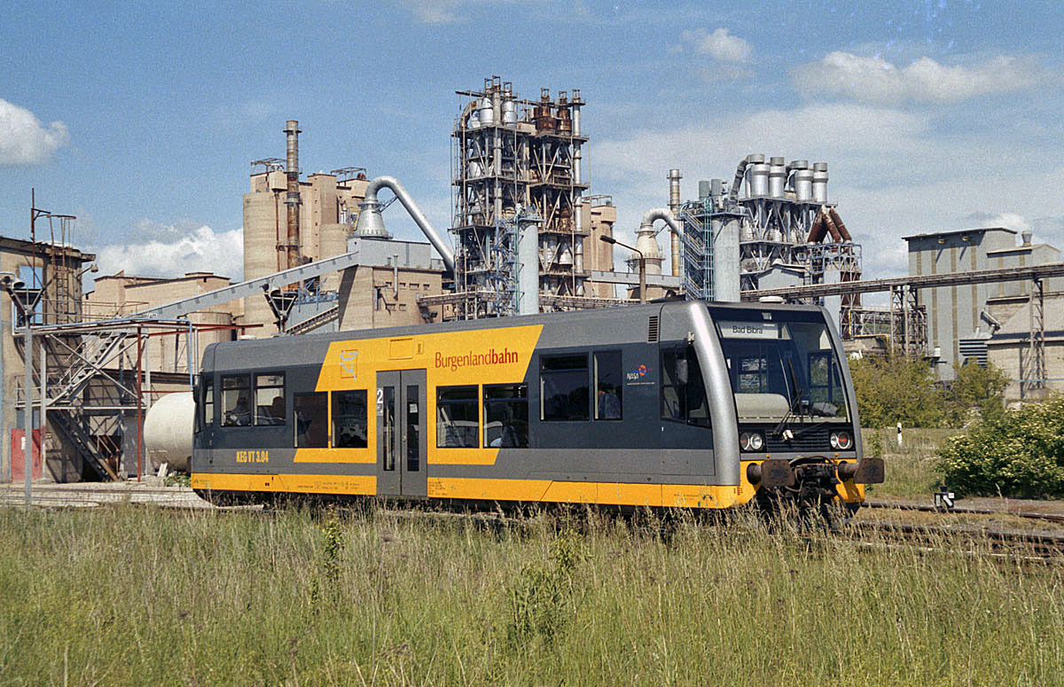 Der KEG VT 3.04, mit Zugzielanzeige Bad Bibra, im Jahr 2002 im Anschluss der Karsdorfer Eisenbahngesellschaft im Zementwerk Karsdorf. (Foto: R�diger Frey)