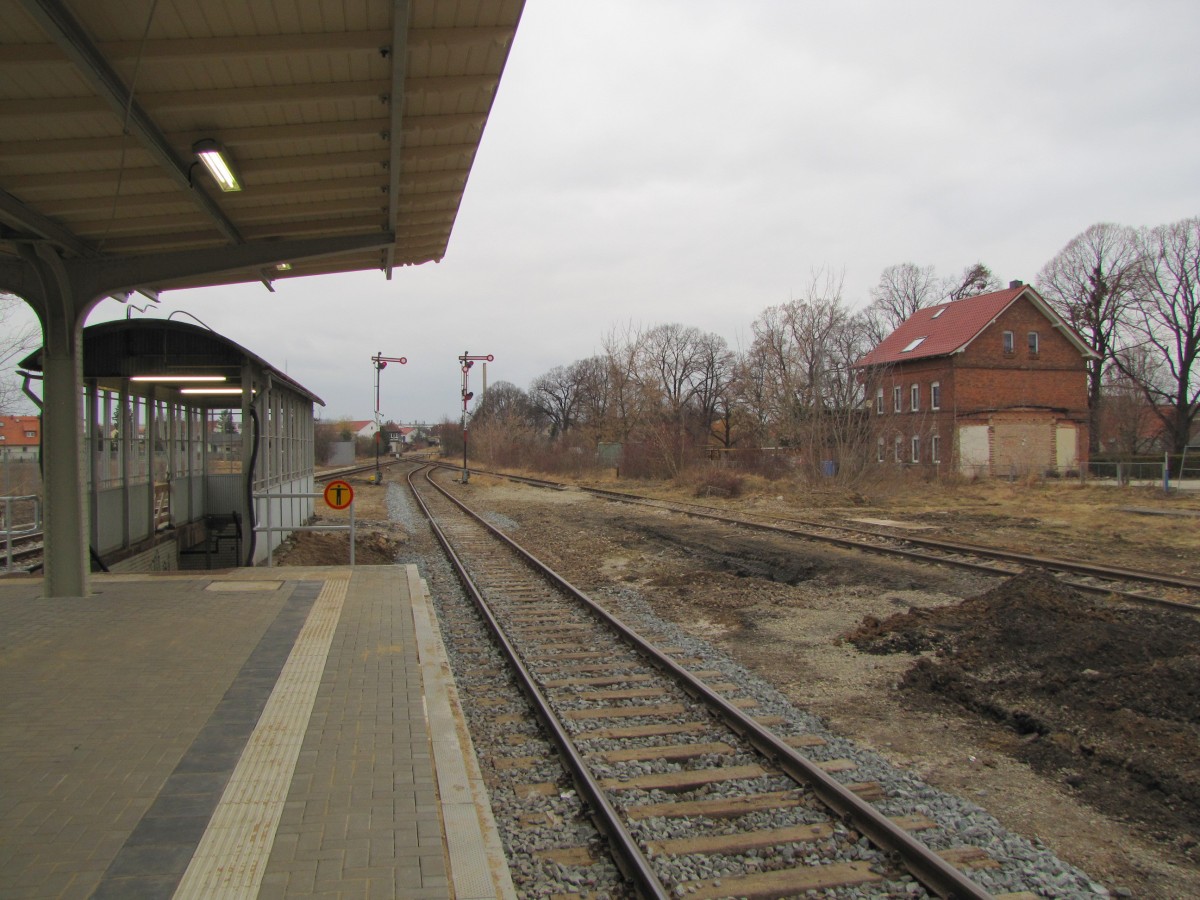 Der modernisierte Bahnsteig 2 am 11.03.2012 in Laucha. 