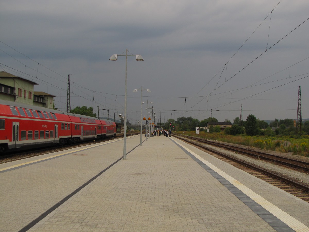 Der modernisierte Bahnsteig 4 und 5, am 08.09.2013 in Naumburg Hbf.