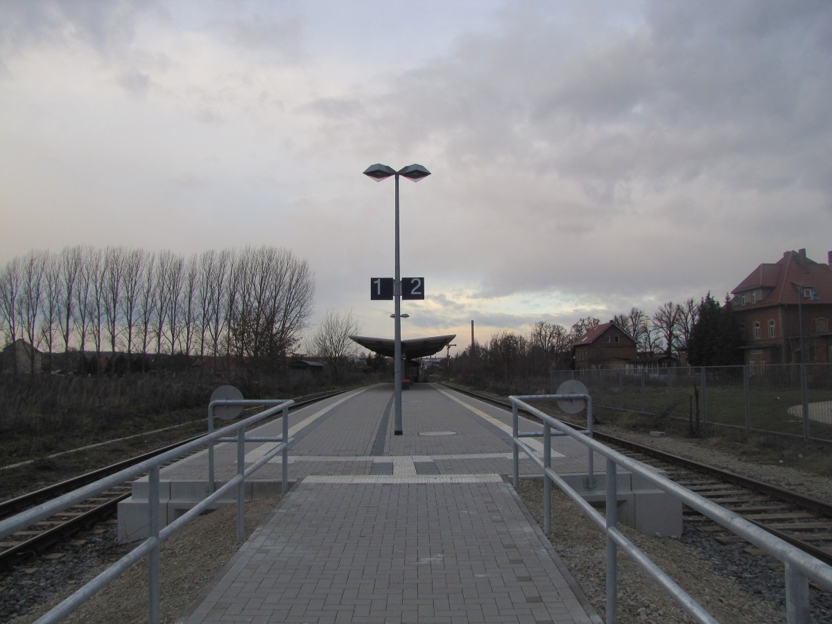 Der neue Zugang zum Bahnsteig in Laucha, am 25.12.2013.