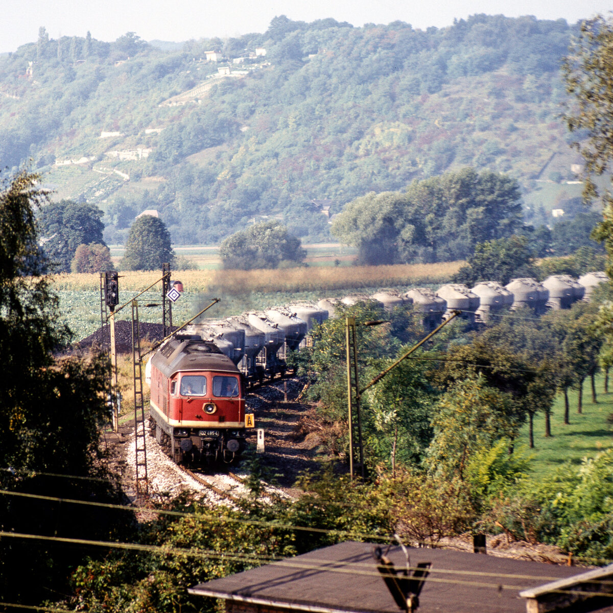 Der Oberbau macht es möglich: Auf der Unstrutbahn setzte die Deutsche Reichsbahn auch Großdieselloks der Baureihe 132 ein. Am 22.09.1988 war es die 132 485-4, die mit Zement beladenen Silowagen aus Karsdorf hier bei der Einfahrt in Naumburg (S) Hbf zusehen ist. (Foto: Volker Emersleben)